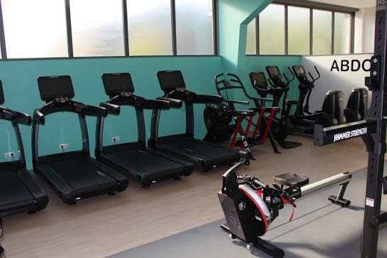 Tapis de course et rameur dans l'espace cardio